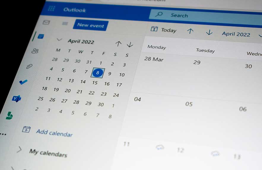 Outlook calendar app for Windows showing month view and new event option